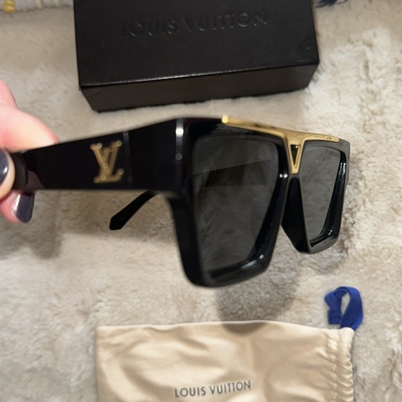 Louis Vuitton sunglasses - Picture 8 of 9